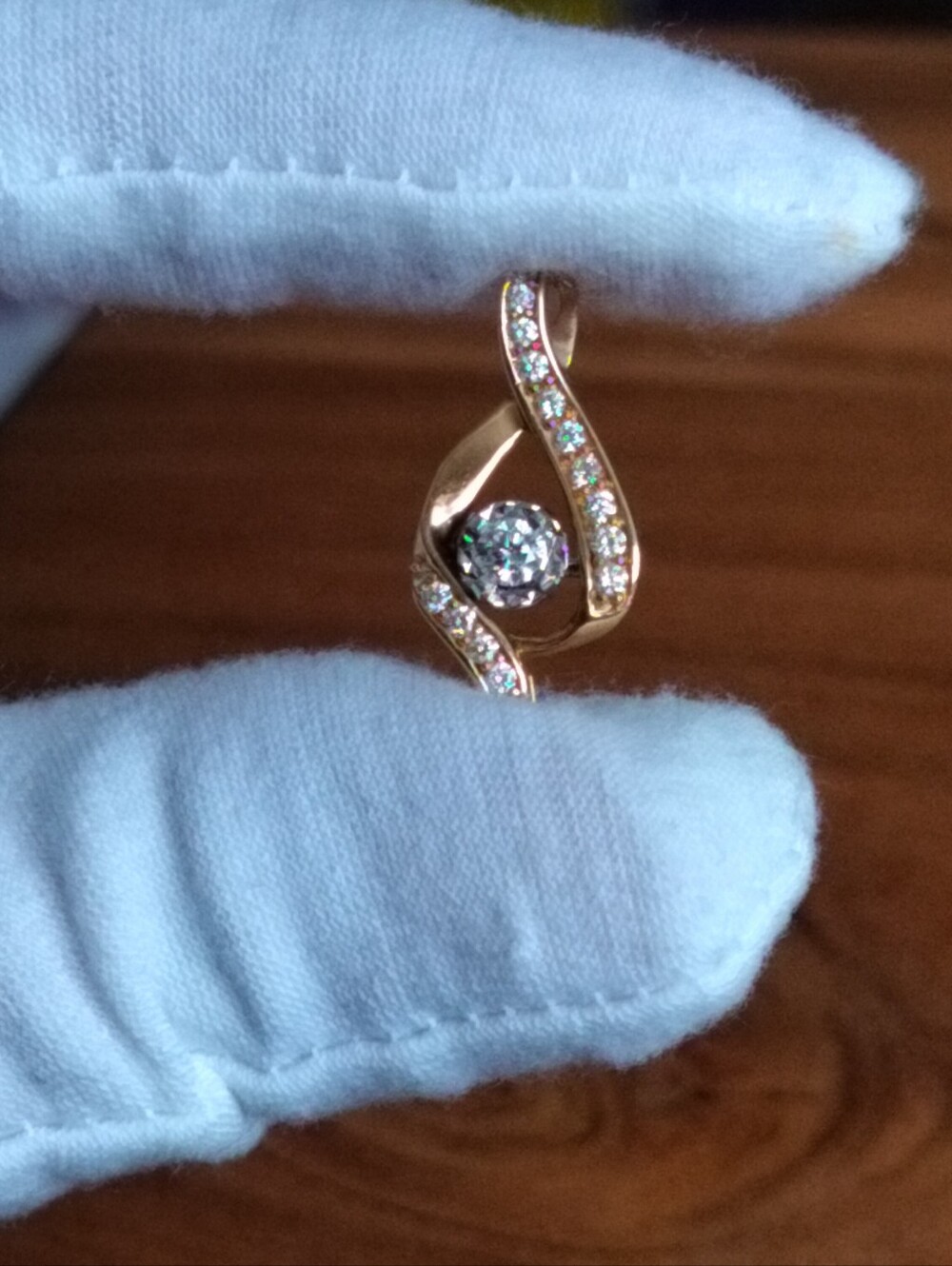 14k gold diamond dazzling ribbon pendant